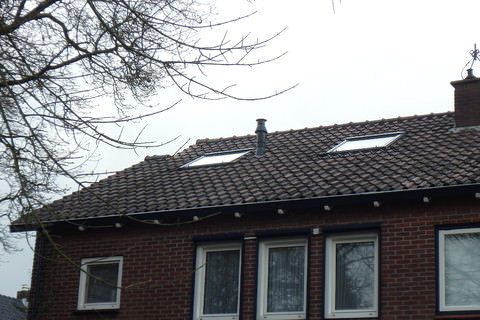 Plaatsen zonnepanelen en dakreparatie na fout plaatsen door derden