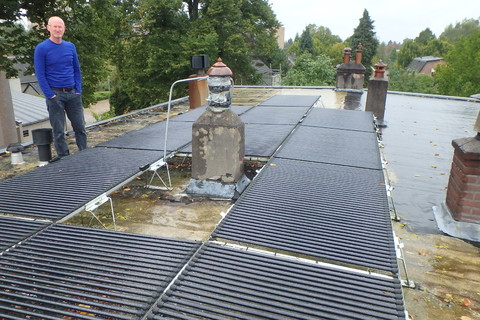 Plaatsen zonnepanelen en dakreparatie na fout plaatsen door derden